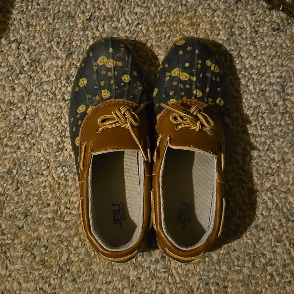 JBU Navy Flower w brown accent slip on rain shoes.  ✨️2 For 25 Item✨️